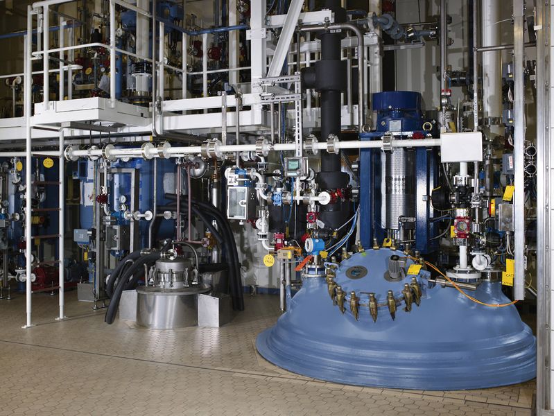Acht Kubikmeter großer Reaktionskessel aus Stahlemail in der Reaktorebene des neuen CGMP-Betrieb  (Bild: Lanxess)