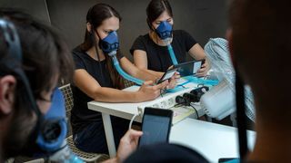 Studienteilnehmer in einer speziell isolierten Kammer an der Technischen Universität von Dänemark, wo die Experimente stattfanden. Gelegentlich mussten sie mit einer speziellen Maske atmen, die es ermöglicht, die chemische Zusammensetzung von Atem und Haut getrennt zu messen. (Bild: © Mikal Schlosser )