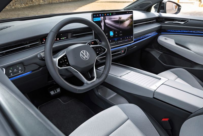 Im Innenraum konzentriert sich alles auf den 15-Zoll-Bildschirm, das Cockpit-Layout wirkt reduziert und aufgeräumt. (Bild: Volkswagen)