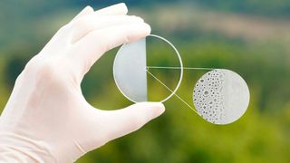 Das neuartige optische Beschichtungssystem haben Forschende aus Jena entwickelt. Eine Kombination aus Polymerbeschichtung und porösen Siliziumdioxid-Nanostrukturen führt zu den beschlagmindernden und antireflektierenden Eigenschaften. (Bild: Anne Gärtner - Fraunhofer IOF)