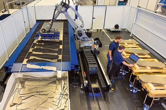 Trumpf hat gemeinsam mit Siemens und weiteren Partnern eine hochautomatisierte Laseranlage für die Blechbearbeitung entwickelt. Im Bild ist die Entnahmestelle zu sehen, bei der zwei Mitarbeiter dabei sind, die Anlage für ihren vollautomatischen Einsatz vorzubereiten. Trumpf hat gemeinsam mit Siemens und weiteren Partnern eine hochautomatisierte Laseranlage für die Blechbearbeitung entwickelt. Im Bild ist die Entnahmestelle zu sehen, bei der zwei Mitarbeiter dabei sind, die Anlage für ihren vollautomatischen Einsatz vorzubereiten.