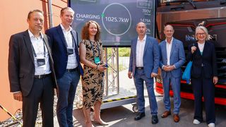 Bei der „NEFTON“-Projektvorstellung im niederbayerischen Plattling darf Bayerns Wirtschaftsminister Hubert Aiwanger (3.v.r.) natürlich nicht fehlen. (Bild: TUM)