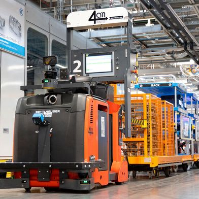 Autonome Routenzüge von 4am Robotics machen die effiziente, bedarfsgerechte Materialversorgung bei ZF in Passau aus. (Bild: Medienproduktion Holzer)