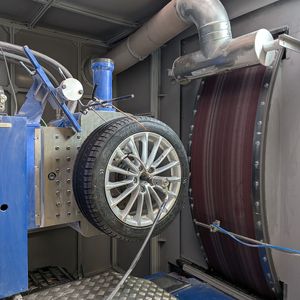 Der sogenannte Tread Wear Tester mit einer drei Meter großen Trommel.(Bild:  Tüv Süd)