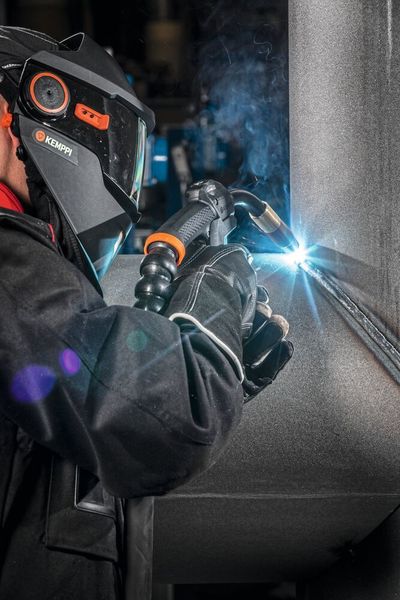 Die Flexlite-Systeme werden als Hochleistungs-Schweißbrenner beschrieben, die die Kapazität der Stromquelle effizient nutzen und dem Schweißer dabei helfen sowohl hochwertige und glatte als auch spritzerfreie Schweißnähte zu platzieren. (Kemppi Oy)