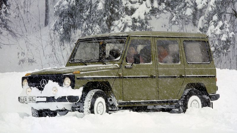 Die ursprüngliche Variante  460 baute man bis 1990, danach unterteilte man das G-Modell in zwei Modelle für verschiedene Kundenansprüche: den 461 mit zuschaltbarem Allradantrieb und etwas reduzierter Ausstattung für Behörden, Kommunen und Streitkräfte sowie in den  463 mit gehobener Ausstattung und permanentem Allradantrieb. Für die französische Armee montierte Peugeot ab 1981 den P4 VLTT (Voiture Légère Tous Terrains) mit der Karosserie der G-Klasse, aber mit dem Indénor-Dieselmotor XD2 mit seitlicher Nockenwelle (wie er im Peugeot 504 zum Einsatz kam) sowie Peugeot-Getriebe und -Achsen.  (Bild: Mercedes-Benz)