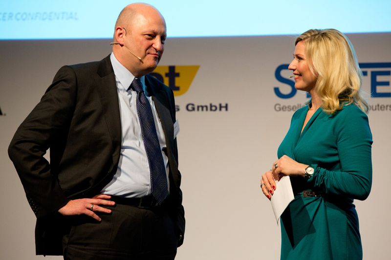 Oliver Ahrens, EMEA-Chef bei Acer, und Moderatorin Aleksandra Bechtel (Acer)