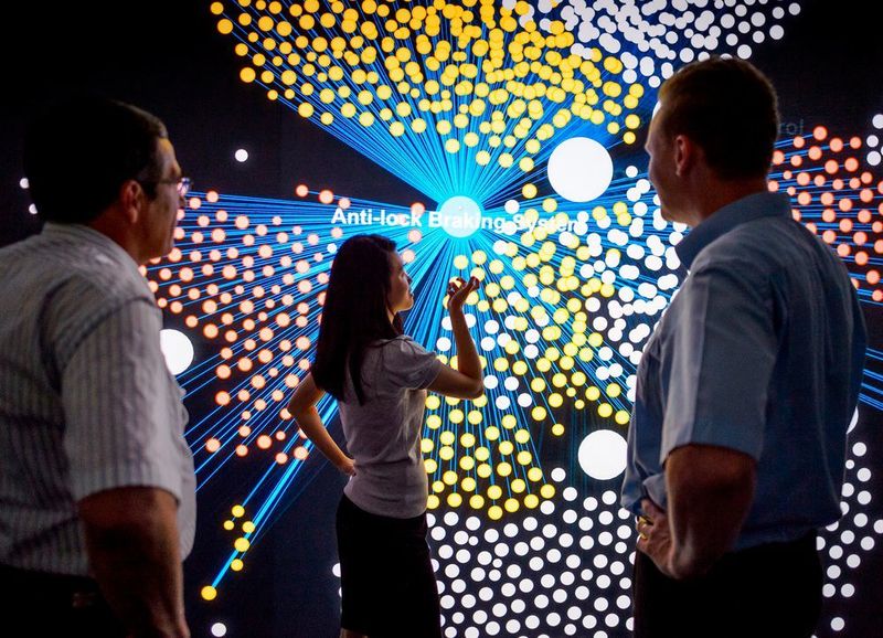 Die Zentrale Forschung und Vorausentwicklung von Bosch arbeitet unter anderem an Verfahren, um aus großen Datenmengen neue und nützliche Informationen zu ziehen. Dafür sind Experten nötig, die sich sowohl auf Software und Algorithmen als auch auf die Produkte und deren Herstellung verstehen. Bei alledem helfen den Experten leistungsfähige Rechner und neue visuelle Darstellungen. (Bild: Bosch)