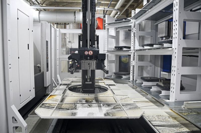 In einer der verketteten Anlagen von Rohde & Schwarz in Teisnach werden vier baugleiche „Heller HF 5500“ über ein Palettenhandhabungssystem „PHS 1500“ samt schienengebundenem Werkstückhandling mit Aluminiumbauteilen versorgt. (Bild: Gressel)