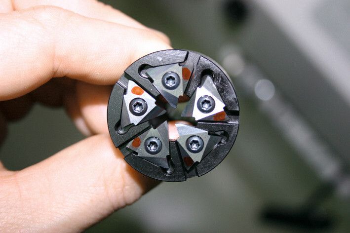 Werden die Gewindewirbelplatten dieses Werkzeug mit fünf Schneiden außerhalb der Maschine eingestellt reduziert das die Rüstzeiten (Bild: Zoller)