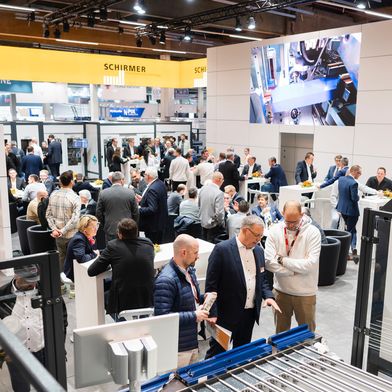 Mit zwei Beispielkonfigurationen für die Aluminium- und die PVC-Profilbearbeitung demonstrierte Schirmer zur Fensterbau Frontale 2026 den neusten Stand der Technik live. (Bild: Uwe Niklas für Schirmer)