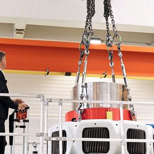 …bevor er selbst per Kran den zentralen Planetträger eines echten Getriebes einsetzt.(Bild:  Flender GmbH)