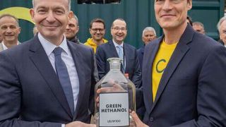 All guests of honor were symbolically presented with a bottle of green methanol, thus honoring the 100-year tradition at the Leuna chemical site. (Source: ©PPBraun)