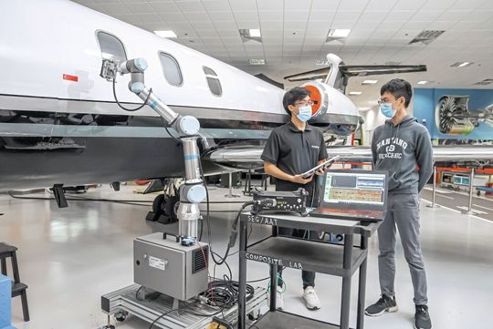 Mit Hilfe anonymer Daten aus einer Vielzahl Roboteranwendungen werden einzelne Roboter schneller lernen und wirtschaftlich innerhalb kurzer Zeit auch komplexe Tätigkeiten automatisieren. (Bild:  Univesal Robots)