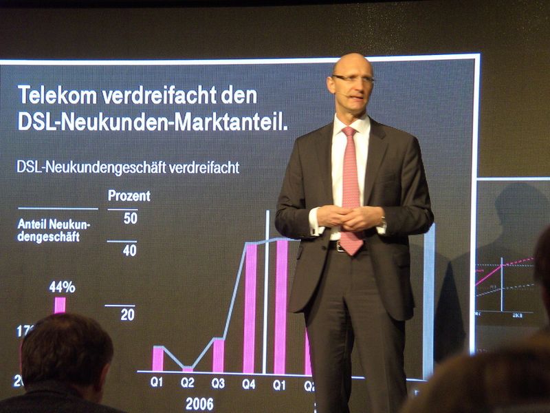 Timotheus Höttges, Vorstand von T-Home, erklärt, dass sich der Kundenservice verbessert hätte. (Archiv: Vogel Business Media)