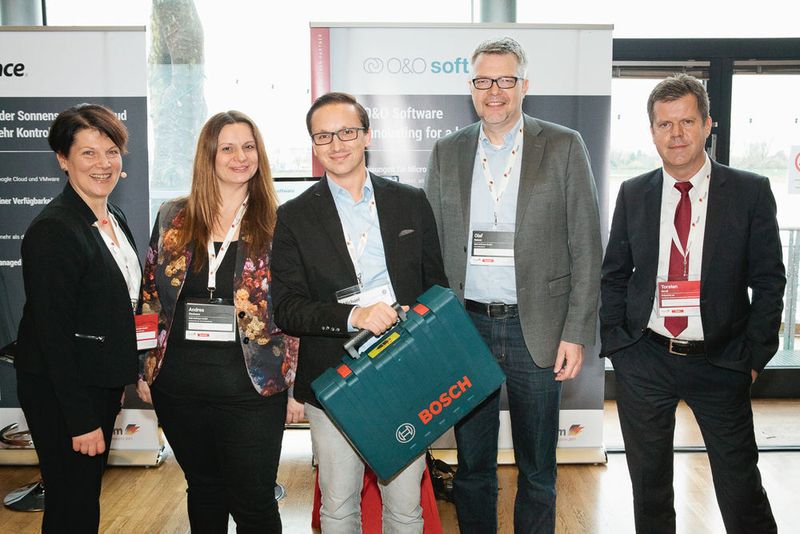 Das Los hat entschieden: glücklicher Gewinner des O&O Bohrhammers ist Michael Eberhardt, Münstermann GmbH (Mitte). Ihm gratulieren (v. l.) Maria Kornhoff (iTeam), Andrea Strehsow (O&O software), Olaf Kehrer (O&O software), und Torsten Struß (SYNAXON AG). (Astrid Piethan)