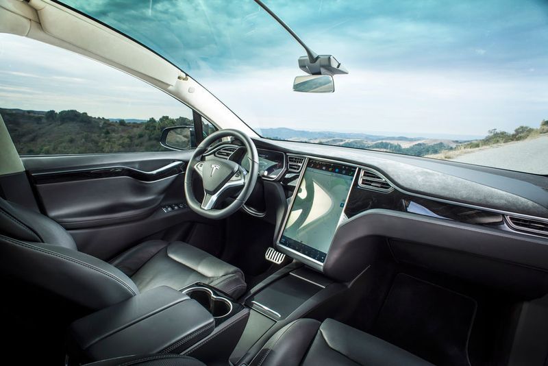 Eindrucksvoll: Die Informationszentrale mit Riesendisplay. (Tesla)