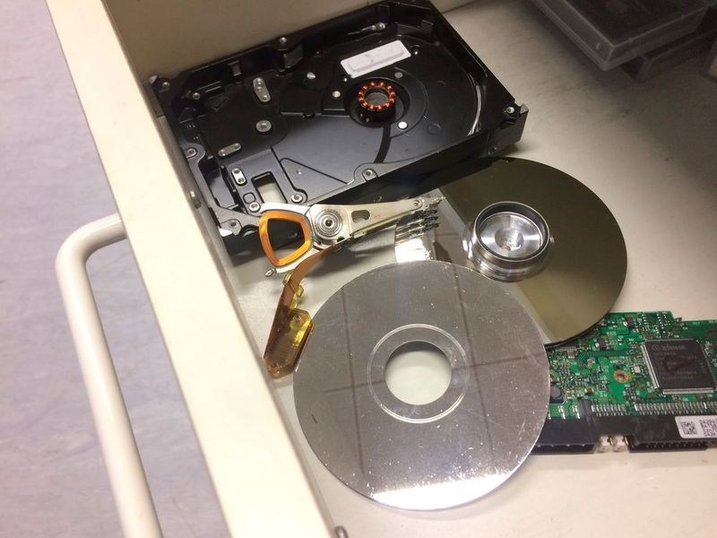 2. Auf das „Wesentliche“ reduziert: Laptops ohne Festplatten, Festplatten ohne Magnetscheiben – sowas haben wir schon öfters erlebt. Neu war für uns jedoch diese Geschichte, die uns ein Mann etwas wirr am Telefon schilderte: Da er nach dem Hochfahren seines Laptops komische Geräusche von der Festplatte vernommen hatte, schaltete er das Gerät sofort wieder aus – bis dahin auf jeden Fall die richtige Reaktion. Danach öffnete er die Platte jedoch, um dem Problem auf den Grund zu gehen. Als er sie fleißig in ihre Einzelteile zerlegt hatte, musste er feststellen, dass er das Problem leider nicht erkannte. Da er aber zu faul war, die Festplatte wieder zusammenzubauen, räumte er einfach alle Einzelteile in die Schublade seines Schreibtisches. Nun, Wochen später, war er doch auf die Idee gekommen, die Daten retten zu lassen. Einen Tag nach dem Telefonat brachte er uns stolz nur die Magnetscheibe mit den Worten: „Ich habe die Scheibe schon für Sie ausgebaut, mehr brauchen Sie eh nicht, oder?“ Eine Datenrettung ist in einem solchen Fall zwar theoretisch noch möglich, jedoch waren dem Kunden die voraussichtlichen Kosten dann doch zu hoch. (Attingo Datenrettung)