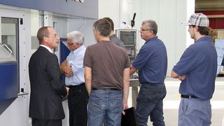 Bei der Icon-6-250-Show Anfang September stand Icon-Geschäftsführer Dietmar Bäurer (links) allen Interessierten Rede und Antwort. (Archiv: Vogel Business Media)