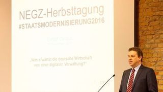 Der NEGZ-Vorsitzende Matthias Kammer begüßt die Teilnehmer der Herbsttagung (© NEGZ)