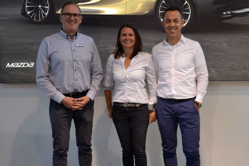 Constantin Fäßler (li.), Anni Dämpfle und Richard Dämpfle haben das Autohaus Dämpfle weit über die Grenzen ihre Marktgebiets bekannt gemacht. (Mauritz/»kfz-betrieb«)