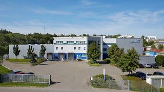 Der Firmensitz des Zulieferers Freeglass in Schwaikheim im Großraum Stuttgart. (Bild: Freeglas GmbH)