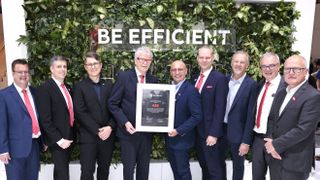 Allianz für wettbewerbsfähige elektrische Infrastruktur: Prof: Dr. Friedhelm Loh, Inhaber und Vorstandsvorsitzender der Friedhelm Loh Group, und Giampiero Frisio, President ABB Electrification (mittig v. l.). (Bild: Rittal)