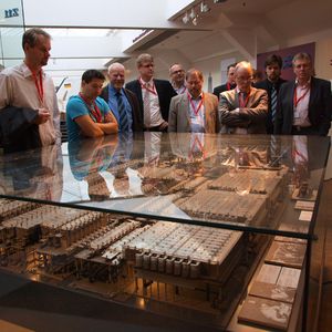 Bei der morgendlichen Führung durchs Deutsche Technikmuseum in Berlin betrachten Frühaufsteher die ersten Konrad-Zuse-Rechner im Detail. (Archiv: Vogel Business Media)