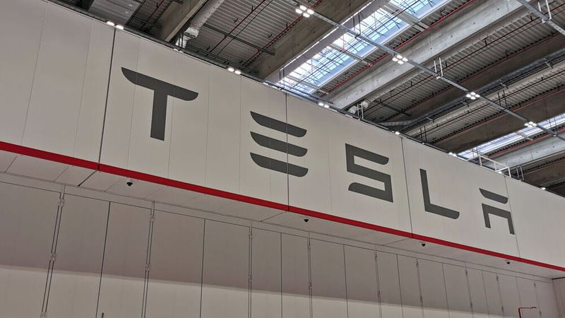 In der Tesla-Fabrik in Grünheide eskaliert der Streit um die Betriebsratswahlen. Tesla-Chef Elon Musk macht Stimmung gegen die IG Metall.(Bild:  Otto – VCG)