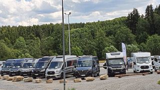 AVP Campingland präsentiert die Freizeitmobile auf einer 4.500 Quadratmeter großen Fläche, ein paar Hundert Meter entfernt vom Skoda-Betrieb in Zwiesel. (Bild: Mauritz – VCG)