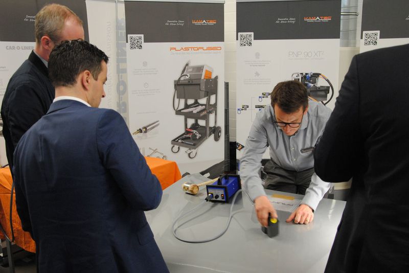 Die Kamatec GmbH hatte unter anderem die Alu T-Hotbox mit im Gepäck. Das Werkzeug eignet sich für die thermische Dellen-Reparatur an Aluminium-Bauteilen. So sollen weiche Dellen innerhalb kurzer Zeit entfernt werden. Das Verschrumpfen oder Härten des Blechs soll mit der T-Hotbox ebenfalls möglich sein. (Schreiner/»kfz-betrieb«)