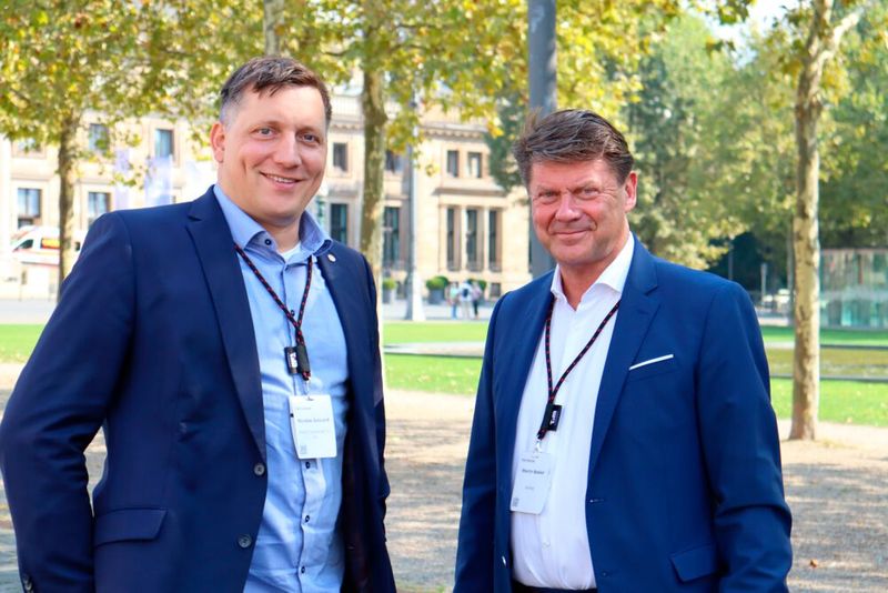 Nicolas Gascard (Serviceware SE), Martin Boeker (Veritas) (Bild: TIM AG)