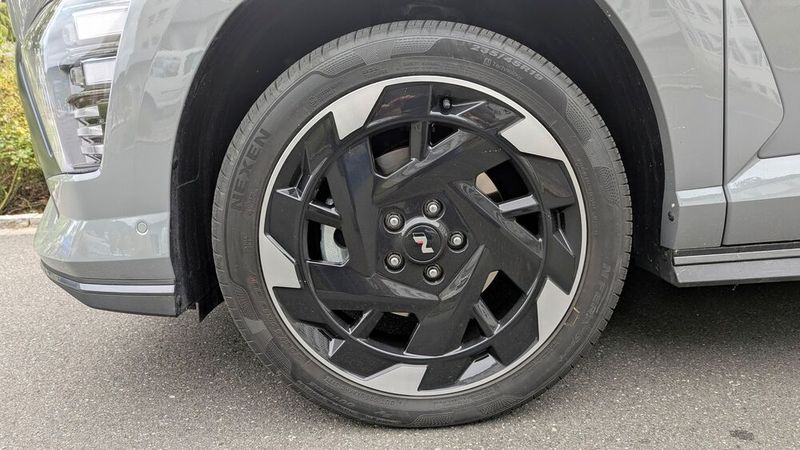 ... 19-Zoll-Leichtmetallräder mit Nexen-Sportreifen in 235/45 R 19. Sie kosten allerdings ein paar Kilometer Reichweite. (Bild: Rosenow – VCG)