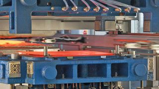 Um Leichtbaustrategien erfolgreich umsetzen zu können, sind neue und geeignete Werkzeuglösungen für das Umformen erforderlich. (Bild: IWU)