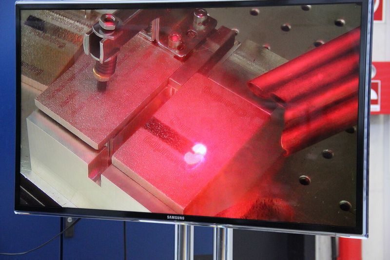 Trumicro 7050 beim Polieren einer Aluminiumfläche... (Bild: Königsreuther)