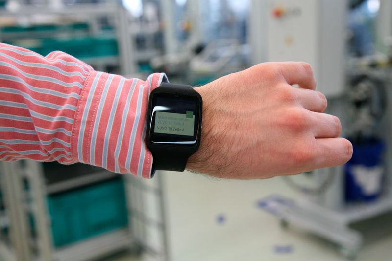 Wearables dienen in der Produktion der Zukunft als intuitive Schnittstelle zwischen Mensch und Maschine. (Festo AG & Co. KG)