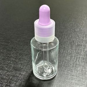 Die Deckel dieser Tropfflasche bestehen aus zwei Komponenten. Nämlich TPE und PP. Das haben Thomriss und Wittmann Battenfeld do Brasil in enger Zusammenarbeit entwickelt. Doch wo es geht, setzt man auf gut recycelbare Mono-Material-Systeme.(Bild:  Wittmann Group)