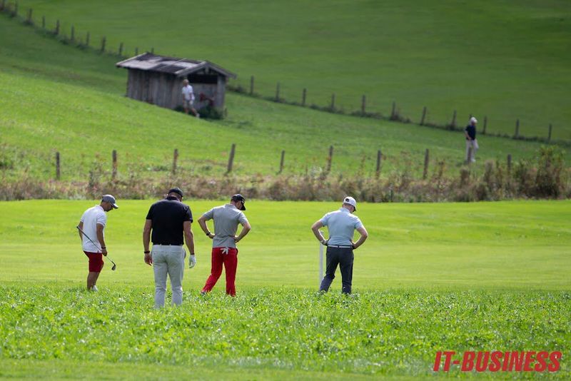 Hoffentlich hatten die Herren noch ein paar Ersatzbälle im Gepäck. (Bild: Vogel IT-Medien GmbH)