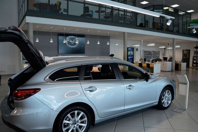 Autos kann man sich natürlich nicht nur digital im Autohaus ansehen. (Achter)