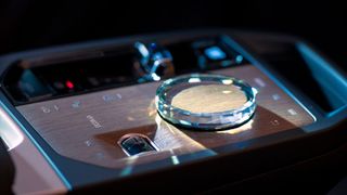 Der Dreh-Drück-Steller bleibt beim neuen I-Drive erhalten. (Bild: BMW)
