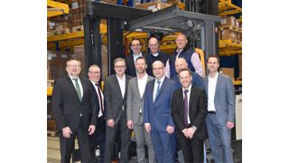 Geschäftsführer Jürgen Oetzel (l.) mit den Vertretern der an der GDP Network Solutions GmbH beteiligten zehn Unternehmen. (GDPnetwork.de)