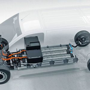 Die beiden Transporter sollen jeweils rund 400 Kilometer mittels Wasserstoff-Brennstoffzelle und 50 Kilometer mit Strom aus dem Akku fahren können.(Bild:  Opel)