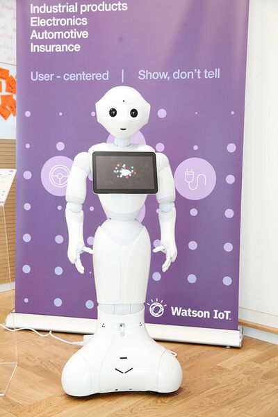 Ein Roboter stellt sich im Industrielabor vor. (IBM)