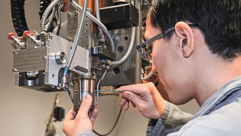 Das Prozess-Prinzip der LMD-Technologie ist auf fast jede Anlagen-Kinematik übertragbar. Damit lassen sich extrem harte Legierungen aufbringen, die besonders langzeitstabil sind. (Bild: Fraunhofer-ILT/Ralf Baumgarten)