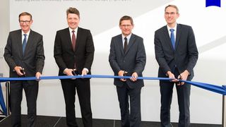 (von links:) Justus Felix Wehmer, Leiter des Unternehmensbereichs Microscopy, Professor Dr. Ralf B. Wehrspohn, Leiter des Fraunhofer-Instituts für Mikrostruktur von Werkstoffen und Systemen (IMWS, Halle), Dr. Michael Kaschke, Vorstandsvorsitzender der Carl Zeiss AG, und Dr. Markus Weber, Leiter des Unternehmensbereichs Microscopy, eröffneten das Zeiss Microscopy Customer Center Europe.  (Carl Zeiss AG)