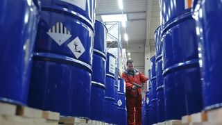 TST-Mitarbeiter kümmern sich unter anderem um Lagerlogistik und Qualitätskontrollen bei Procter & Gamble. Bild: TST (Archiv: Vogel Business Media)