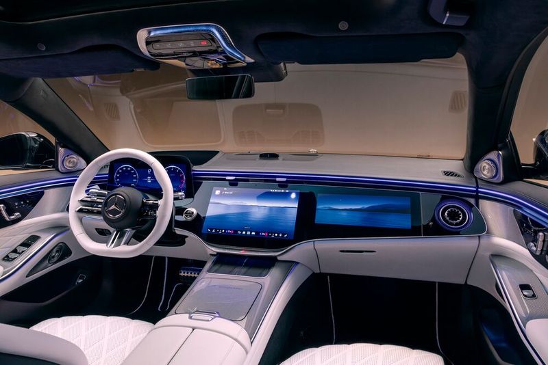 Der Superscreen kombiniert ein fast 37 Zentimeter breites Fahrerdisplay mit einem etwas kleineren Bildschirm von den Co-Piloten. (Bild: Mercedes-Benz)
