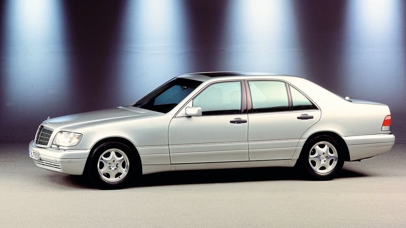 Die neue S-Klasse (Typ W 140) hatte Mercedes-Benz als Nachfolger des W16 bereits im Juli 1991 vorgestellt. Auf dem Genfer Auto-Salon im März 1994 erschien ein überarbeitetes Modell. Der Einzug der unteren Partien der Stoßfänger und Flankenschutzflächen war ausgeprägter, zudem wurde beides durch eine umlaufende Sicke horizontal gegliedert. Das Kühlerschutzgitter und die Scheinwerfer wurden verändert. Und die Sechszylinder- und Achtzylindermodelle erhielten ein neu gestaltetes Kühlergitter mit einer vertikalen Knickkante in der Mitte. Für die V12-Motoren kam gleichzeitig eine eigenständige Ausführung mit verchromten Querlamellen und deutlich verbreitertem Chromrahmen zum Einsatz. Auch die Heckpartie wurde überarbeitet: Das Heck erschien insgesamt breiter und niedriger. (Bild: Hersteller)