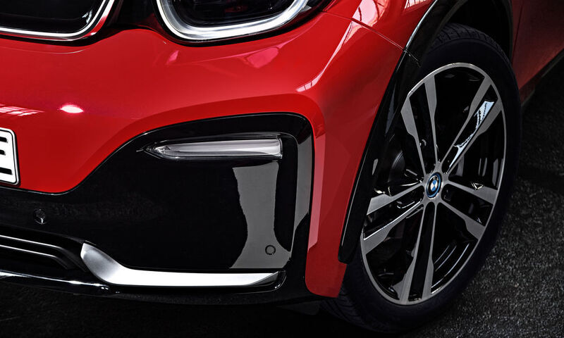 Neben einer breiteren Spur (+40 Millimeter) erhält der i3s auch breitere Reifen (+20 Millimeter), die einem sportiven Fahrstil entgegenkommen. (BMW)