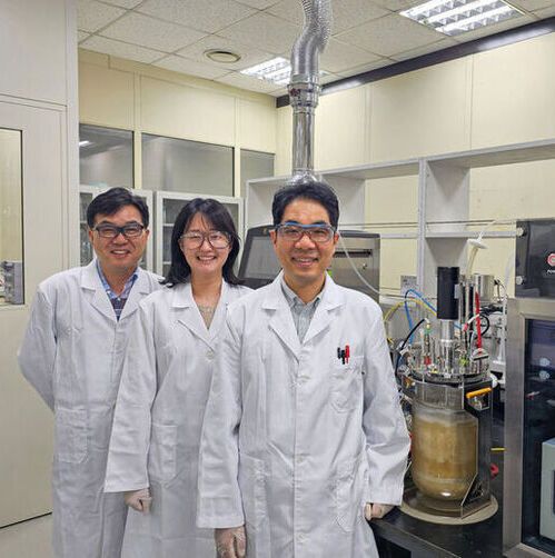 At the SK Innovation’s Institute of Environmental Science & Technology laboratory, Park Jae-yeon (first from the right) and other researchers, is introducing PLA technology research facilities.